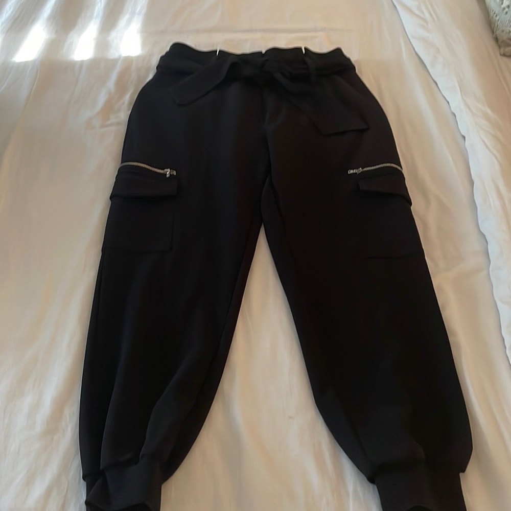Black cargo ankle pant w/ matching belt. NY & Company size M.